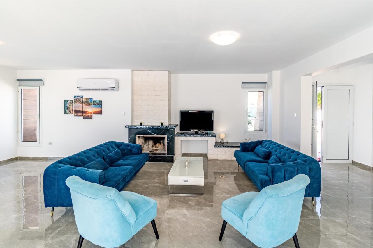 Beach Front Aqua Marina By Ezoria Villas Paralimni Bagian luar foto