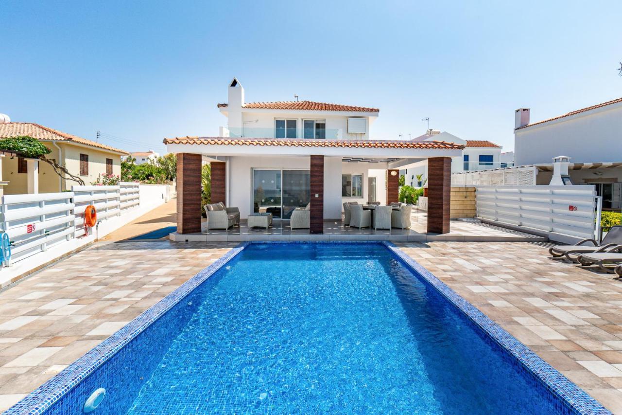 Beach Front Aqua Marina By Ezoria Villas Paralimni Bagian luar foto