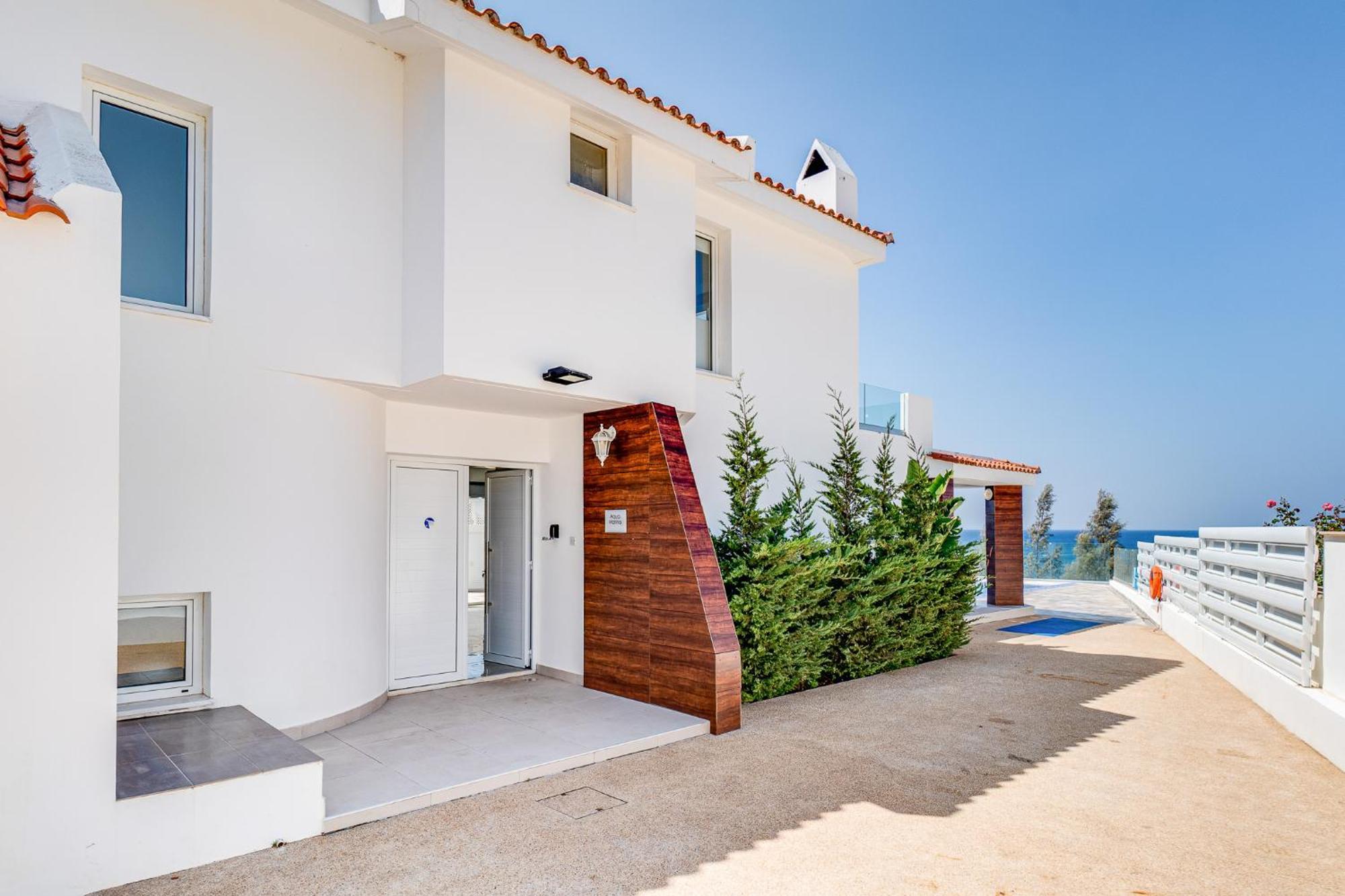 Beach Front Aqua Marina By Ezoria Villas Paralimni Bagian luar foto